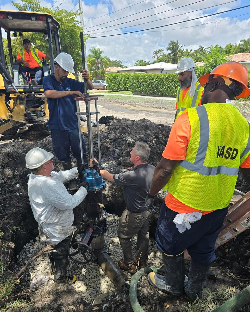MiamiDadeWater's tweet photo. Team #MiamiDadeWater hard at work installing an Insta-Valve on a water distribution main! 💧🔧 This cutting-edge technology allows us to install a valve without interrupting service to our consumers. Keeping #OurCounty's water flowing smoothly and efficiently! 🌊🚰 #WaterisLife https://t.co/I0icT41v4L
