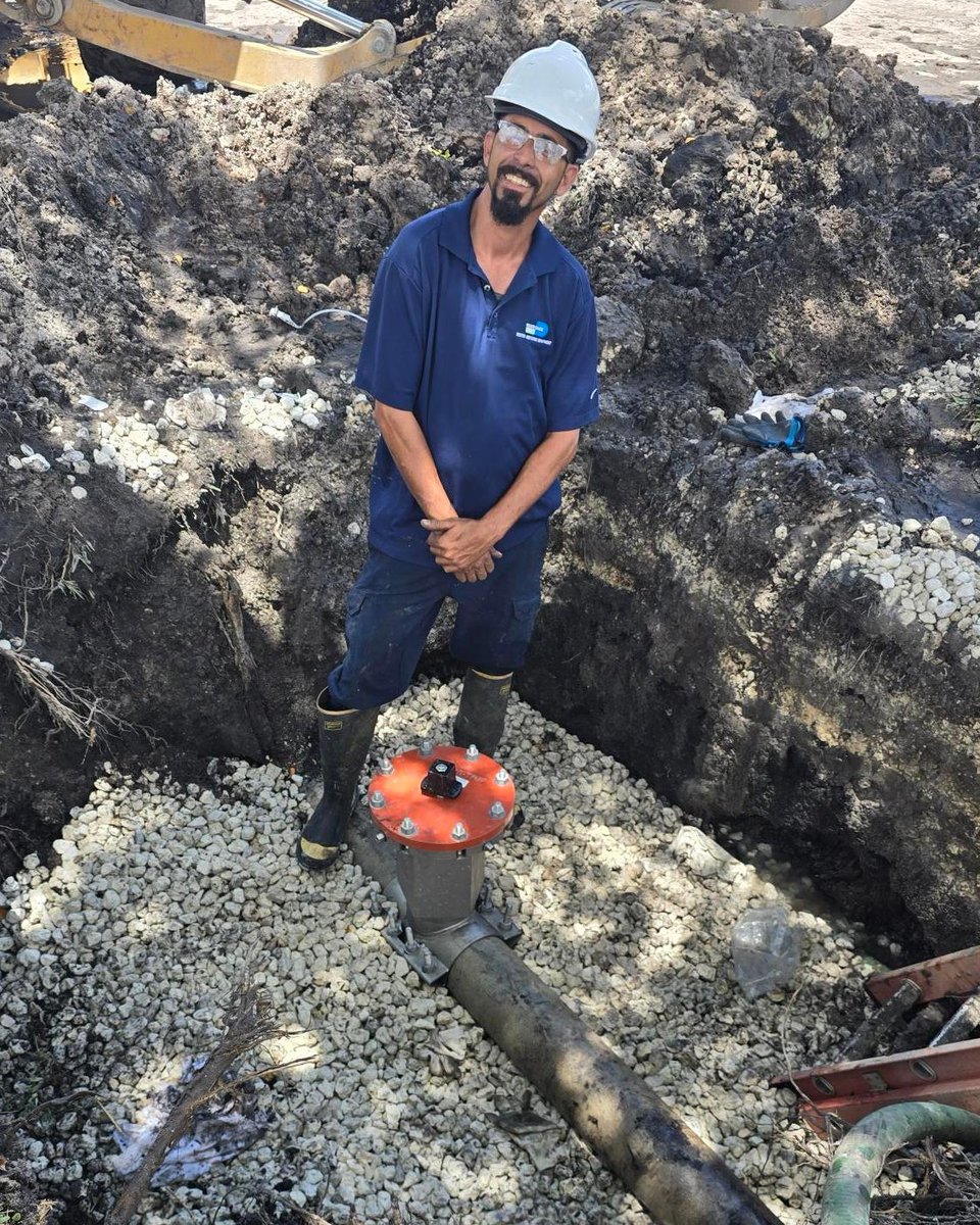 MiamiDadeWater's tweet photo. Team #MiamiDadeWater hard at work installing an Insta-Valve on a water distribution main! 💧🔧 This cutting-edge technology allows us to install a valve without interrupting service to our consumers. Keeping #OurCounty's water flowing smoothly and efficiently! 🌊🚰 #WaterisLife https://t.co/I0icT41v4L