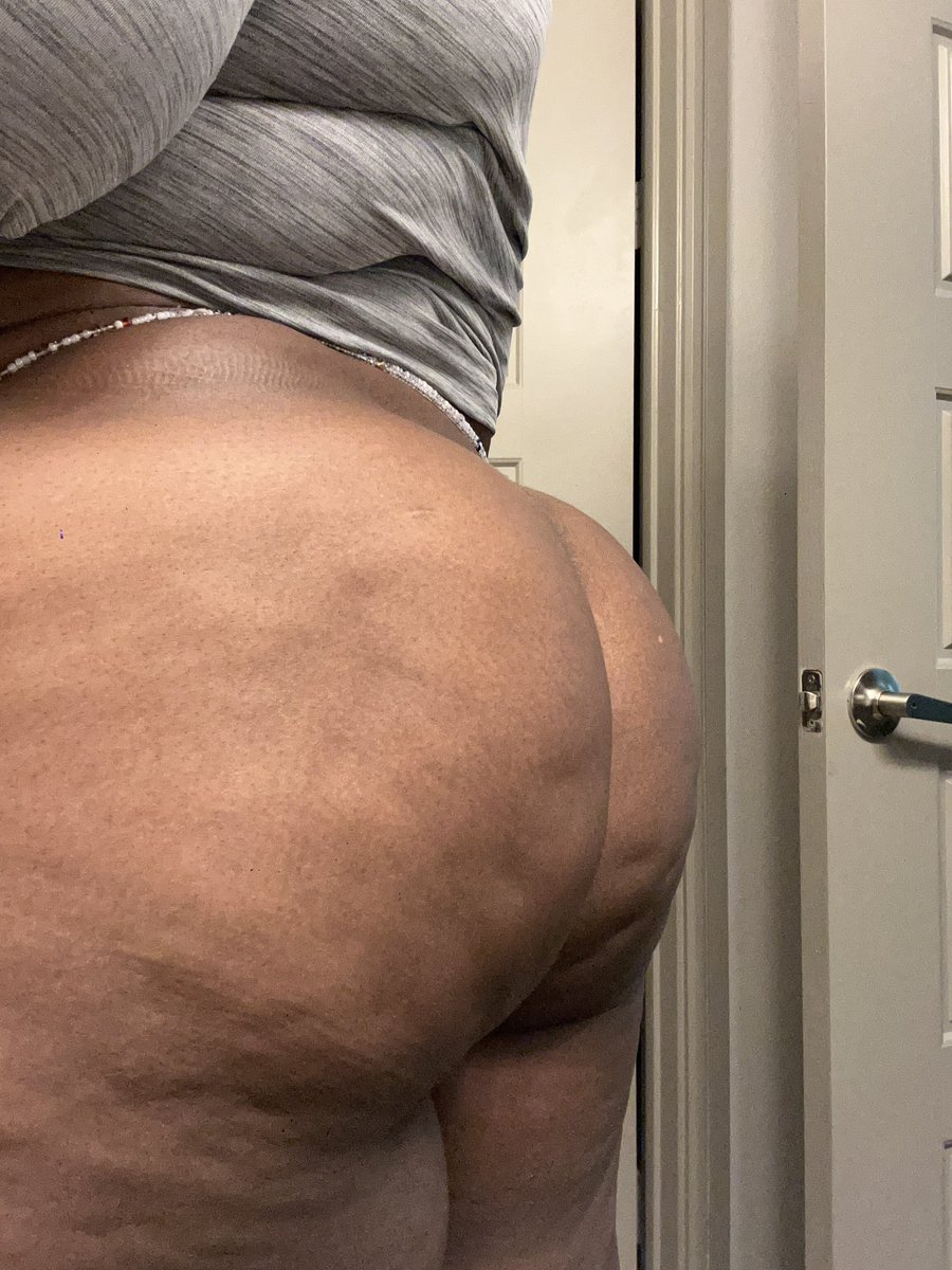 ThiccAssSlut's tweet photo. Shorts on or shorts off? https://t.co/SruCNjNryj