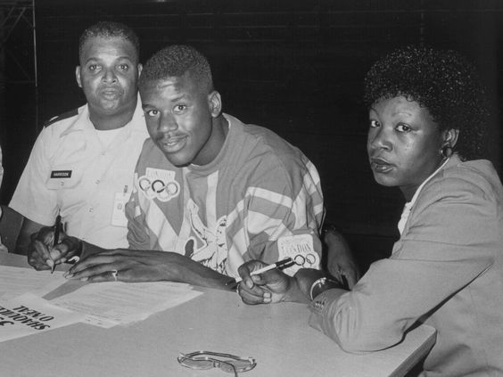 paulieknep's tweet photo. Shaquille O'Neal declaring for the 1992 draft with his parents by his side. https://t.co/gXZjtVatbr