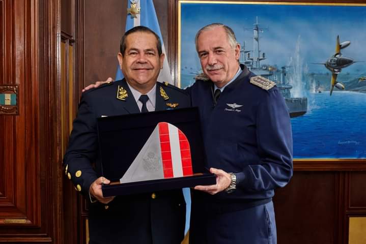 El 22 de mayo el jefe de la #FAA🇦🇷✈️, brigadier mayor Fernando Luis Mengo, recibió al viceministro de Recursos para la Defensa del Ministerio de Defensa de Perú, Mgstr. Adolfo Herrera Orlandini y al comandante general de la @fapperu general del aire Carlos Chávez Cateriano