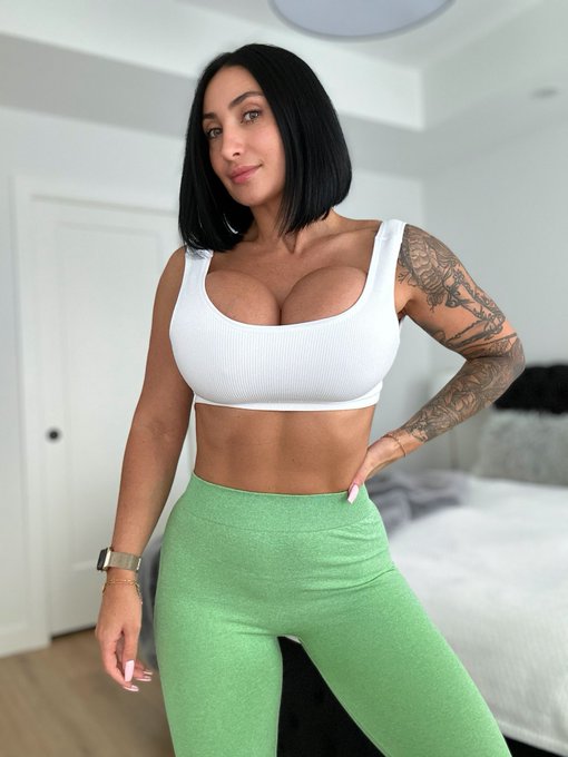 There is one type of a workout I like the most 🍏🥥 if you guess it right I&rsquo;ll send you a nude 🥵 https://t