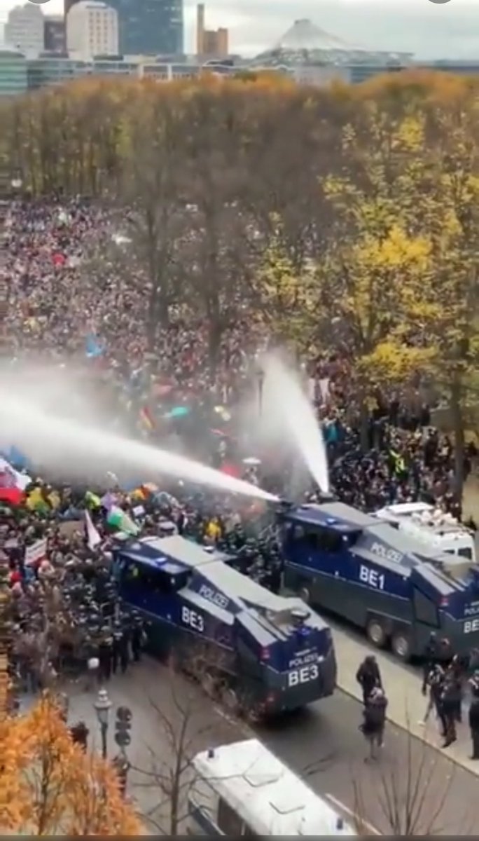 Berlin, November 2020. Dieser Protest gegen die Corona-Politik war friedlich. Und wer da war, egal ob als Demonstrant, als Journalist oder auch als Polizist, der weiß das auch. Es war ein friedlicher Protest. Dennoch wurden - übrigens das erste Mal seit vielen Jahren - die