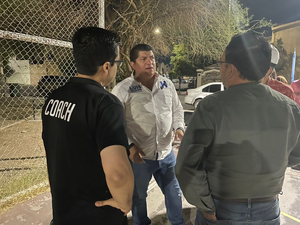 Con las y los vecinos de Villa Bonita generando compromisos puntuales!

✅ Mejoramiento de espacios públicos como parques y camellones
✅ Temas de Infraestructura deportiva 
✅ Vienen 80 patrullas eléctricas más para Hermosillo 

Valoro mucho el respaldo, #YoSíVoyaRegresar