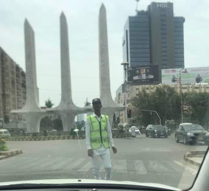 I appreciate all Traffic police man's those are perform their duties on these high-temperature days, we should cooperate with them #karachi #heatwave