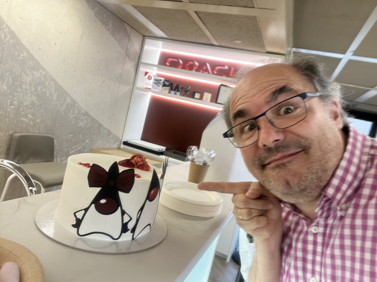 deors314's tweet photo. a birthday celebration is not a celebration without a cake!! #java29 https://t.co/0zpKmx6ULB