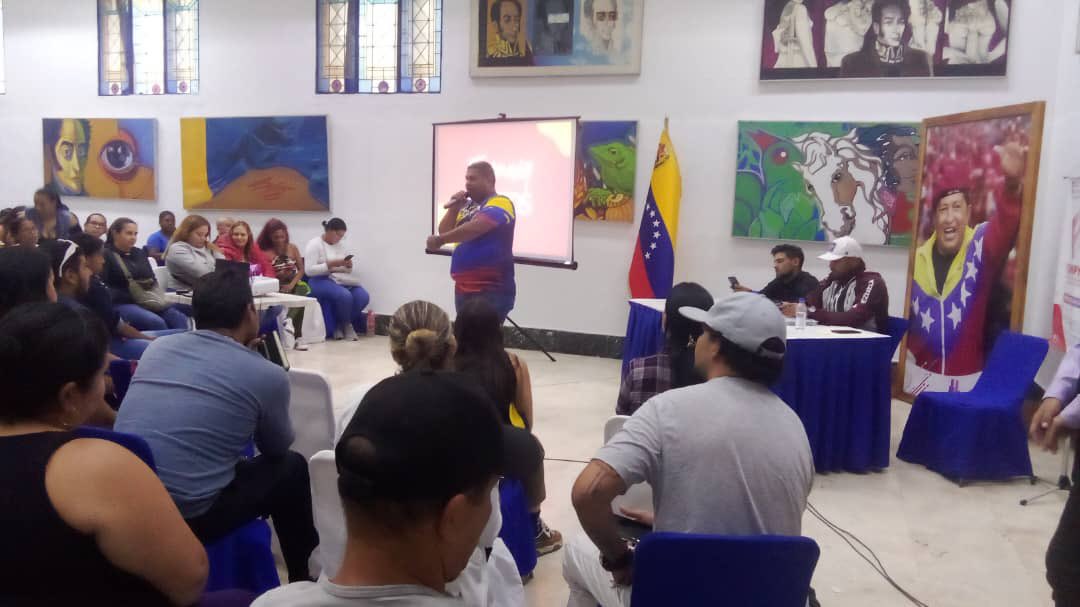 FONPYME_VE's tweet photo. 3/4 #AsíLoDijo Richard Charrys, la Ley para el Fomento y Desarrollo de Nuevos Emprendimientos, es impulsada por la Asamblea Nacional y el presidente de la República, Nicolás Maduro, para ayudar a los emprendedores en el proceso de ejecución de los proyectos socioproductivos. https://t.co/UVl21heyU7