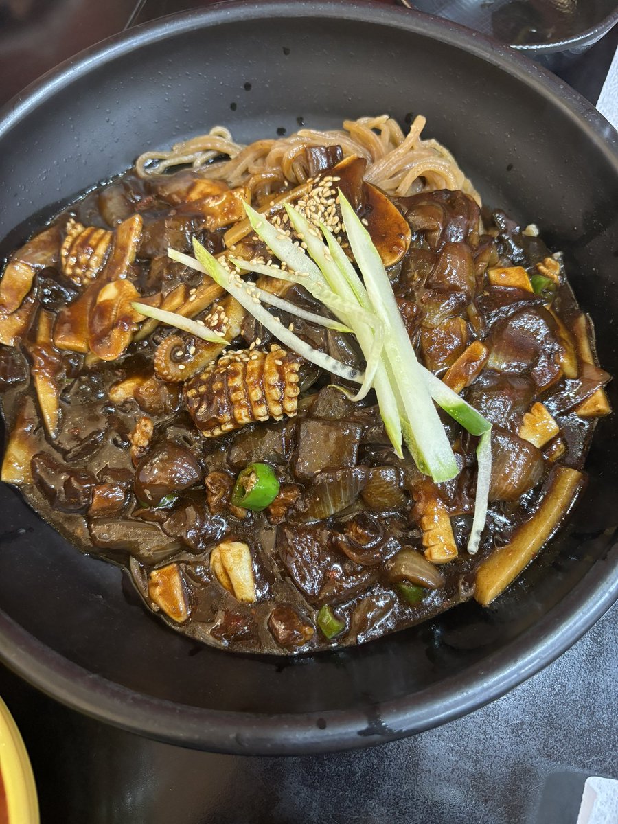 yevliii's tweet photo. The best part of the day was the food hehe ๐ฅฐ๐ Went to this Chinese restaurant inside the mall and ate~
#Korea #atelikeapig #familyvacation #soyummy https://t.co/QziLMdLJyg