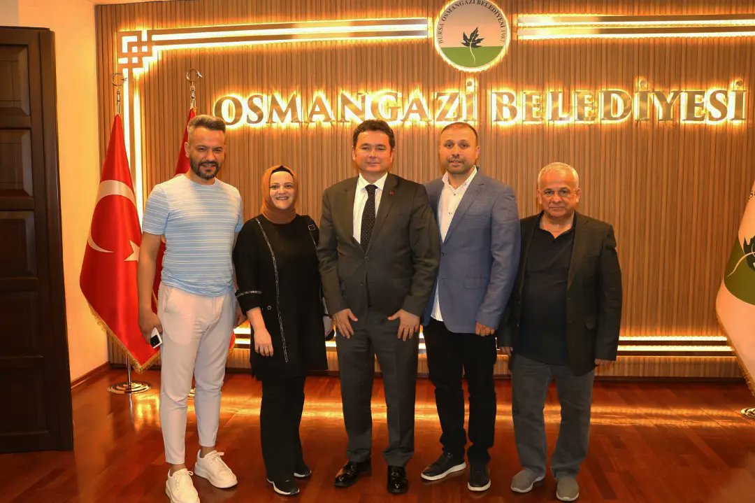 Bursatarihi's tweet photo. Bursa Tarihi Çarşı ve Hanlar Birliği Derneği yönetim kurulu ve çarşı esnaflarımızla Osmangazi Belediye başkanımız Sayın Erkan Aydın a hayırlı olsun ziyaretinde bulunduk. Bölgemiz ile ilgili istişarelerde bulunduk. Yeni projelerimizi konuştuk. https://t.co/bIvSXpqgHe
