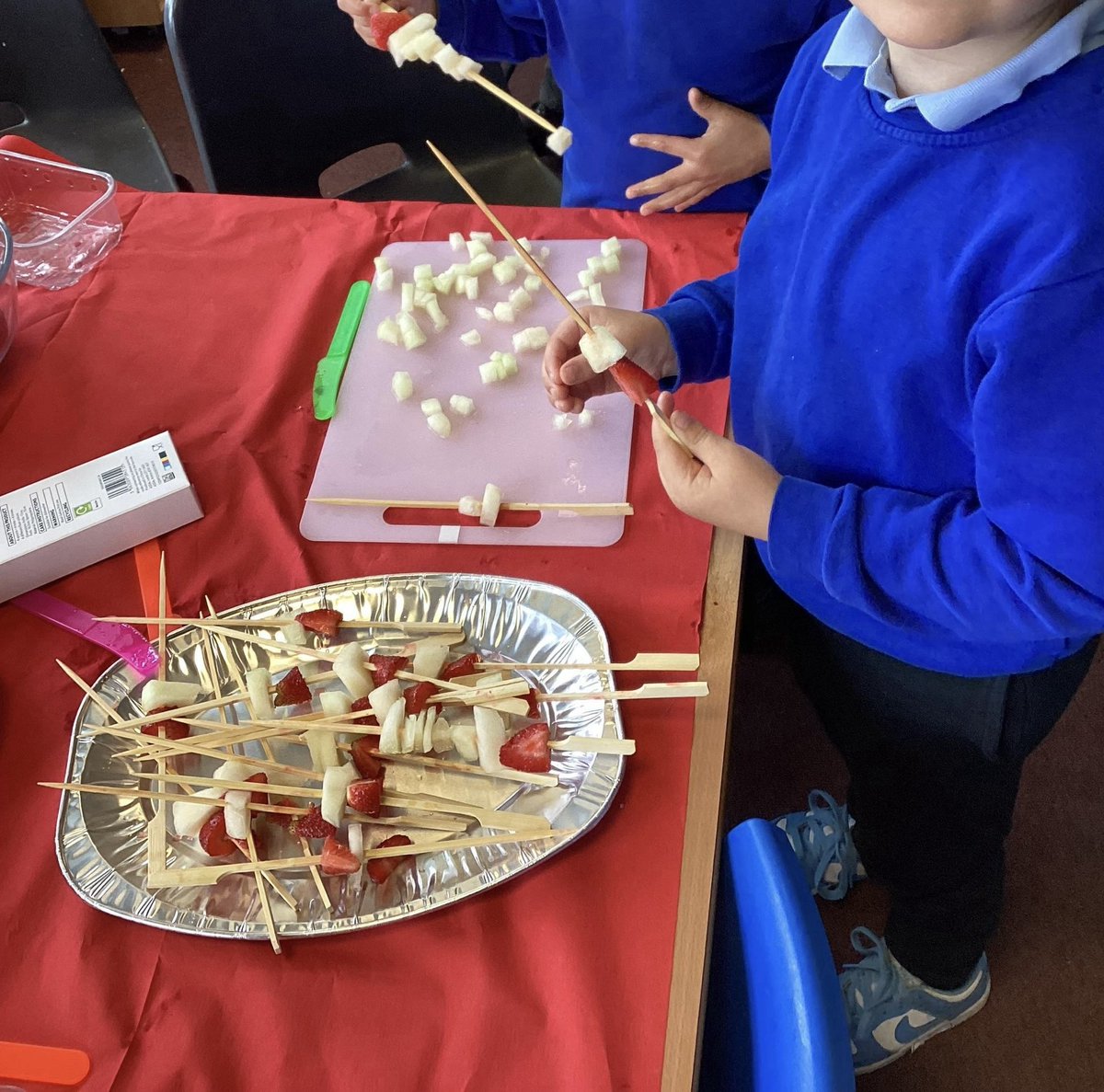 MissTaylor_19's tweet photo. Today’s PSHE! We ended our healthy eating unit making our own healthy snacks (fruit skewers, avocado on crackers and vegetable sticks with hummus). We tried lots of new tastes, talked about what makes a good healthy snack and reviewed the healthy snacks we made 🥑🍎🍇🍓#pshe https://t.co/r0W0UdVpen