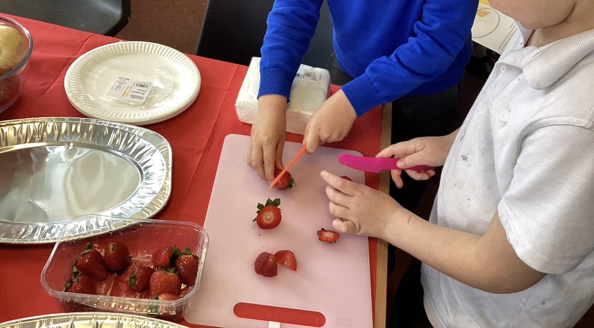 MissTaylor_19's tweet photo. Today’s PSHE! We ended our healthy eating unit making our own healthy snacks (fruit skewers, avocado on crackers and vegetable sticks with hummus). We tried lots of new tastes, talked about what makes a good healthy snack and reviewed the healthy snacks we made 🥑🍎🍇🍓#pshe https://t.co/r0W0UdVpen