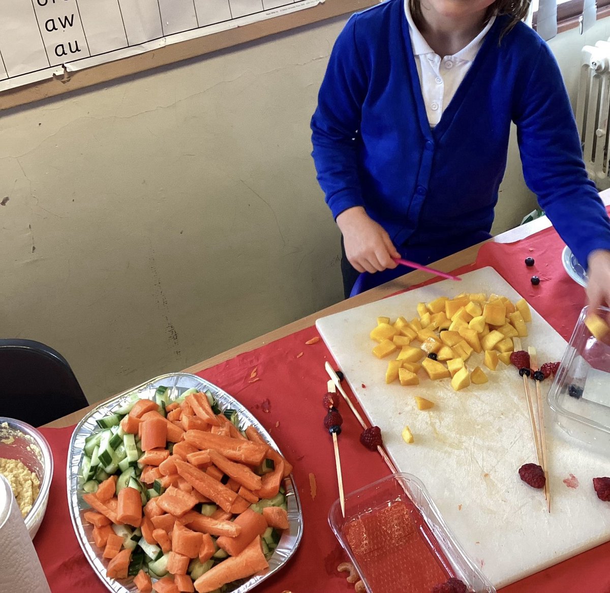 MissTaylor_19's tweet photo. Today’s PSHE! We ended our healthy eating unit making our own healthy snacks (fruit skewers, avocado on crackers and vegetable sticks with hummus). We tried lots of new tastes, talked about what makes a good healthy snack and reviewed the healthy snacks we made 🥑🍎🍇🍓#pshe https://t.co/r0W0UdVpen
