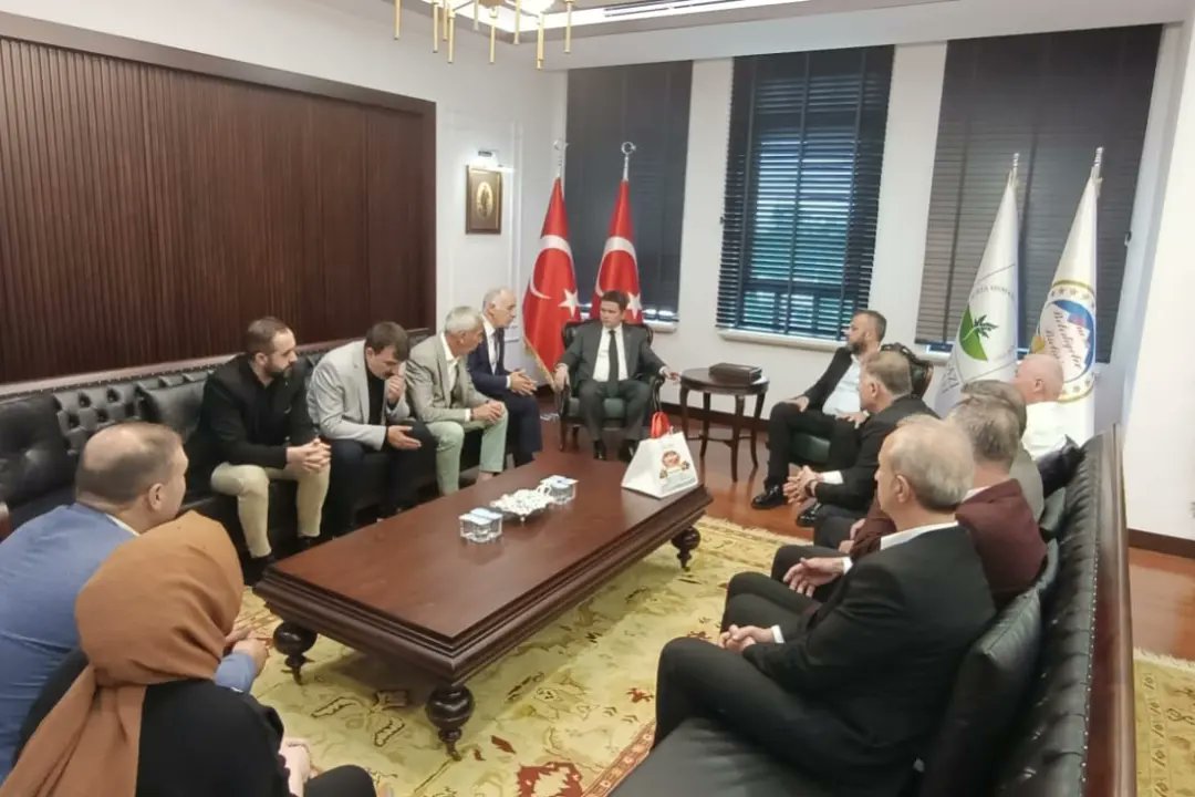 Bursatarihi's tweet photo. Bursa Tarihi Çarşı ve Hanlar Birliği Derneği yönetim kurulu ve çarşı esnaflarımızla Osmangazi Belediye başkanımız Sayın Erkan Aydın a hayırlı olsun ziyaretinde bulunduk. Bölgemiz ile ilgili istişarelerde bulunduk. Yeni projelerimizi konuştuk. https://t.co/bIvSXpqgHe