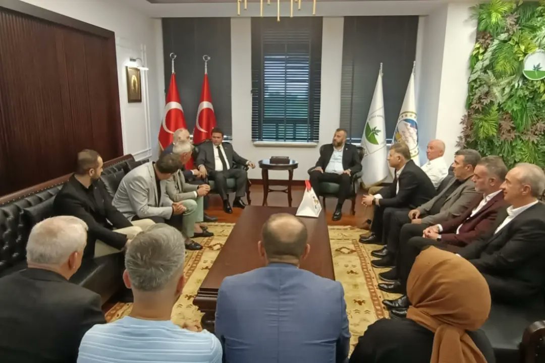 Bursatarihi's tweet photo. Bursa Tarihi Çarşı ve Hanlar Birliği Derneği yönetim kurulu ve çarşı esnaflarımızla Osmangazi Belediye başkanımız Sayın Erkan Aydın a hayırlı olsun ziyaretinde bulunduk. Bölgemiz ile ilgili istişarelerde bulunduk. Yeni projelerimizi konuştuk. https://t.co/bIvSXpqgHe