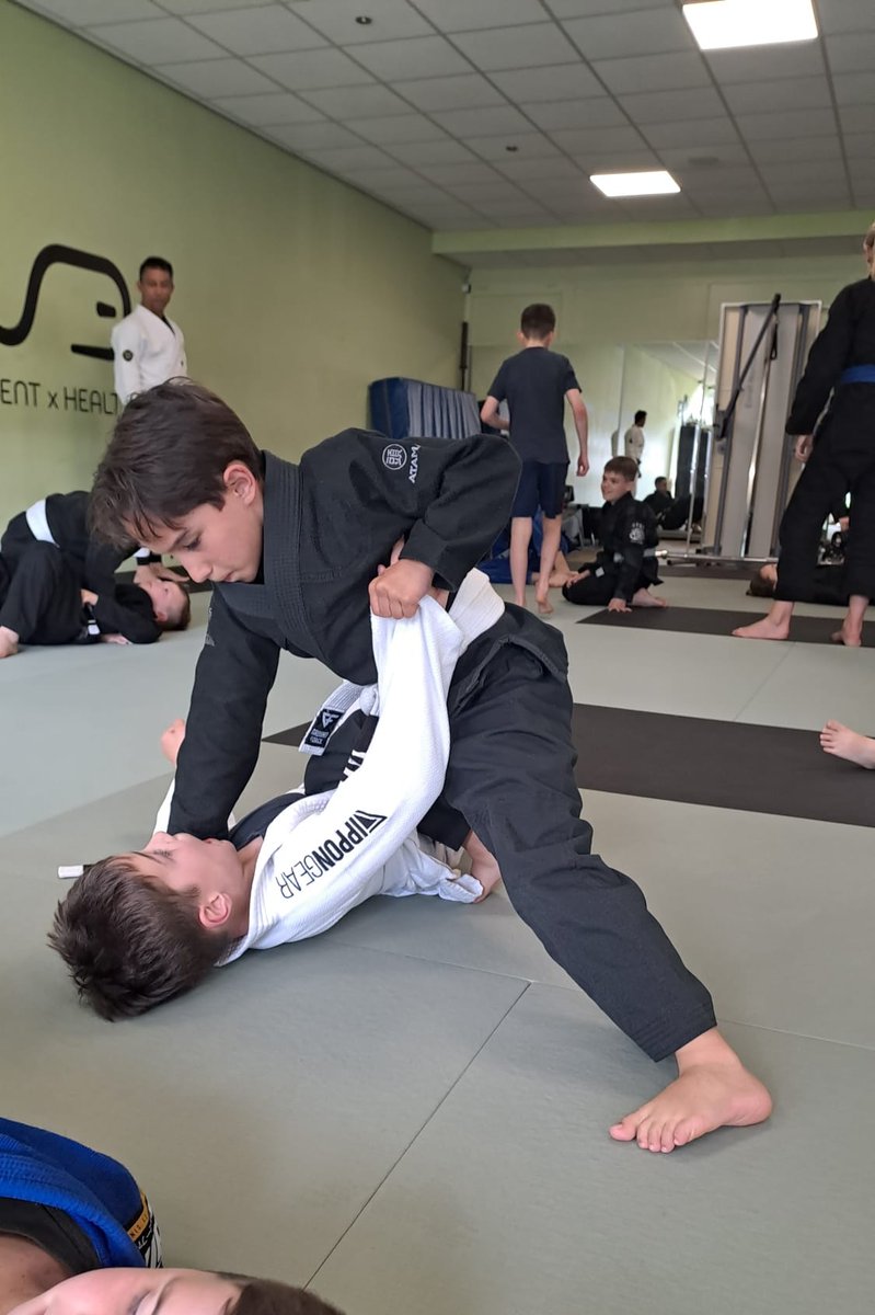 Jairo_Martinez's tweet photo. TJ; side control to knee on belly to back take.

#evolvejiujitsu
#kidsclass https://t.co/CT5xn0tGiS