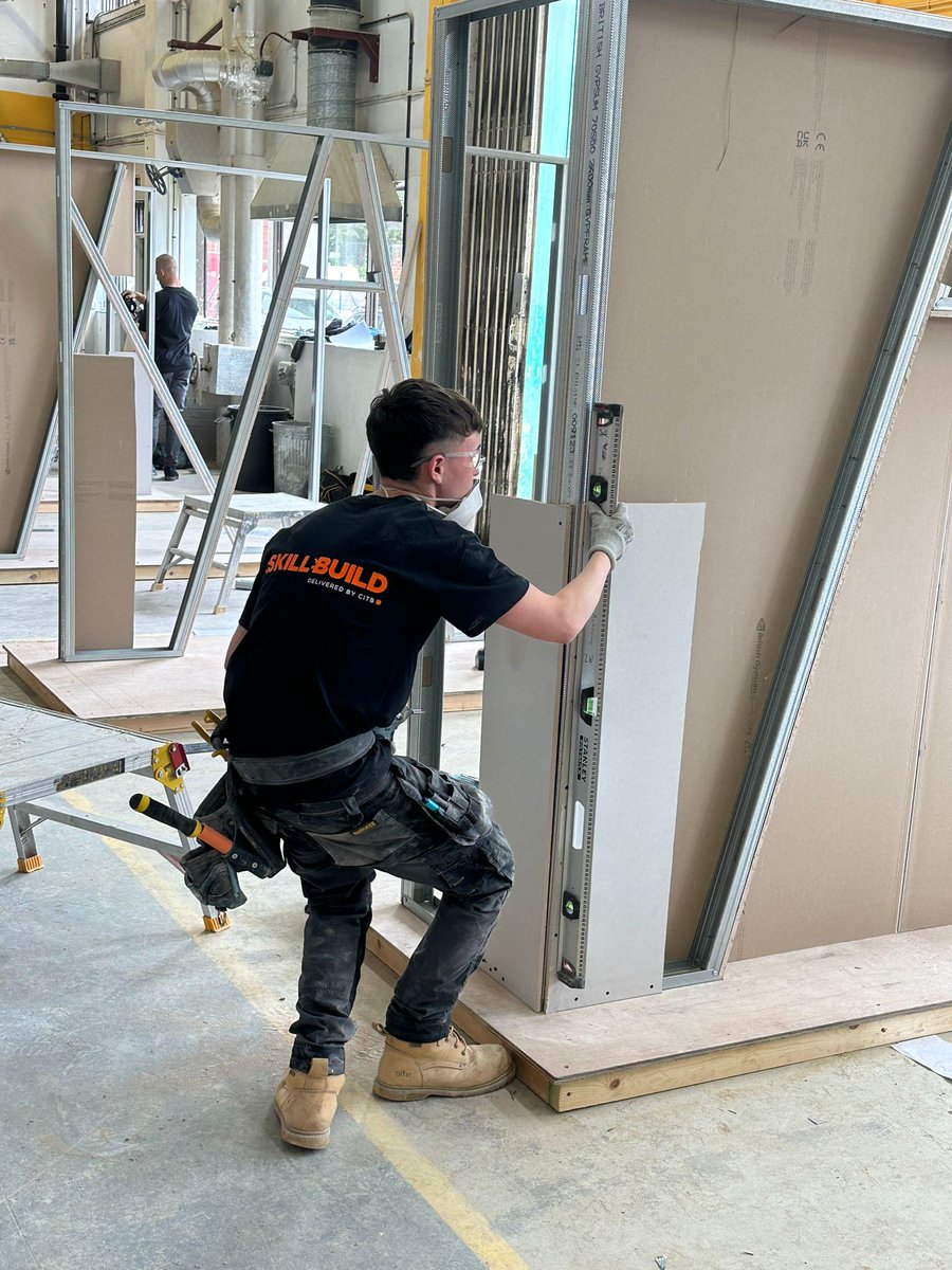 GoConstructUK's tweet image. SkillBuild&apos;s latest regional qualifier was held at #Lewisham College with competition across:

▶️ Bricklaying
▶️ Carpentry
▶️ Joinery
▶️ Painting and Decorating
▶️ Plastering
▶️ Drylining.

This was the 7th of 19 qualifying events building up to the #SkillBuild National Final 🏆