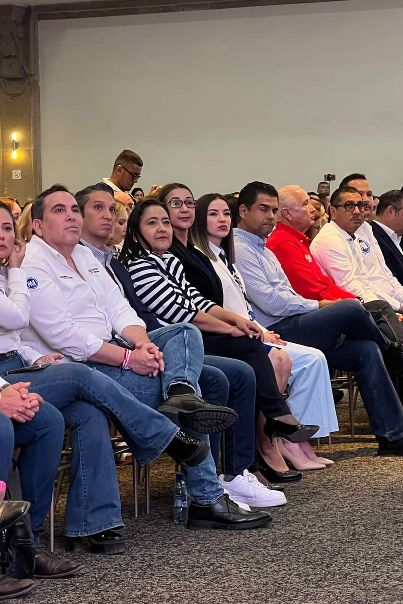 MARTHARUBIOO's tweet photo. ¡Hoy asistí a la presentación del plan de gobierno “Reynosa al 100” de Luis “Cachorro” Cantú, Candidato a la Presidencia Municipal de la Coalición Pan-Pri donde dio a conocer alternativas de solución a los problemas de Reynosa y lograr la modernización de los servicios! 💙🐾❤️ https://t.co/JSRflfwhcD