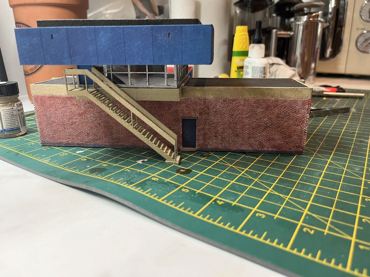 ModellingTom's tweet image. Finally pulled my finger out and built @KeyModelWorld signal box. Looking forward to weathering it.