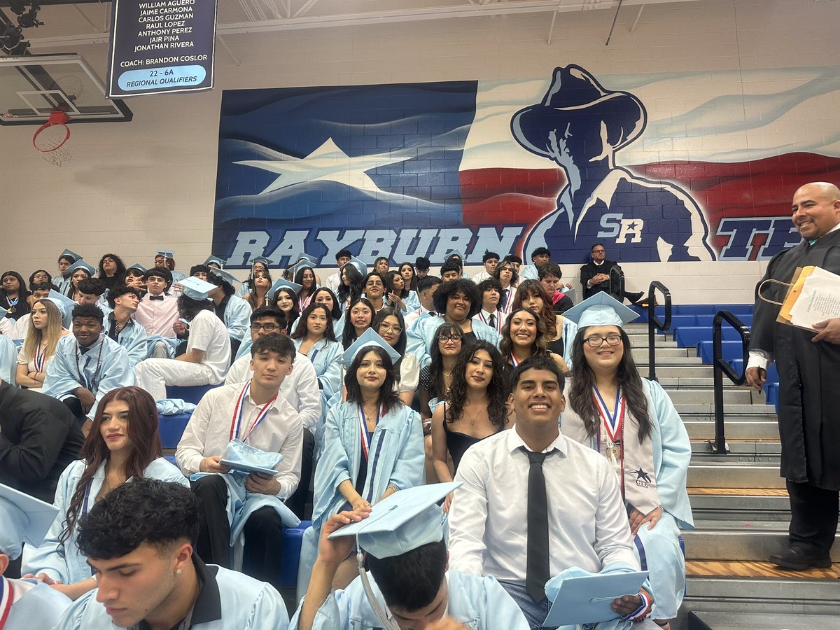 parden_s's tweet photo. I’m so proud of my homeroom
Babies!! We started when y’all were in 9th grade on Zoom and look at you now!! 🎓🩵 https://t.co/HcnZRXJhbj