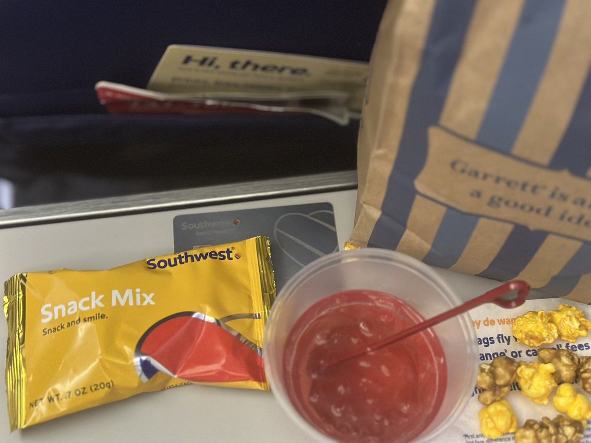 jensntx's tweet photo. Another stellar @SouthwestAir flight MDW to AUS. SWA snacks, drinks and Chicago’s infamous Garrett popcorn (a must!) along with a great crew serving passengers are making for a seamless flight of fun! Same time same place next week? See you then! ✈️ https://t.co/Dw7tLStloG