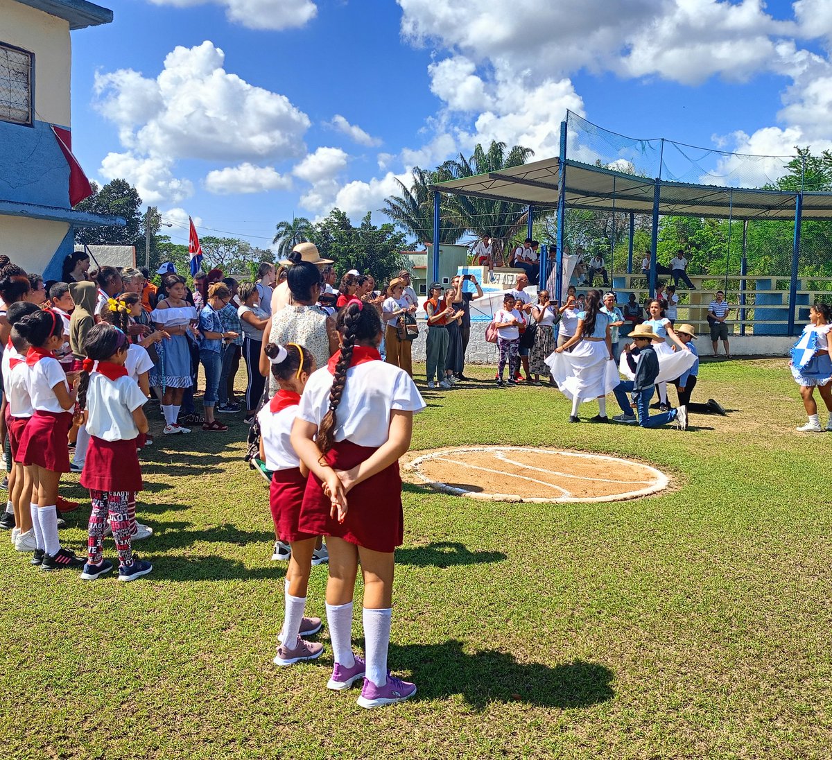Con su habitual hospitalidad, vecinos de Manajanabo, en Santa Clara, recibieron en el estadio de la comunidad a @GloriaLaRiva y otros integrantes del proyecto solidario 'Hatuey', de Estados Unidos. #Cuba #CDRCuba #SomosDelBarrio #CubaEsSolidaridad