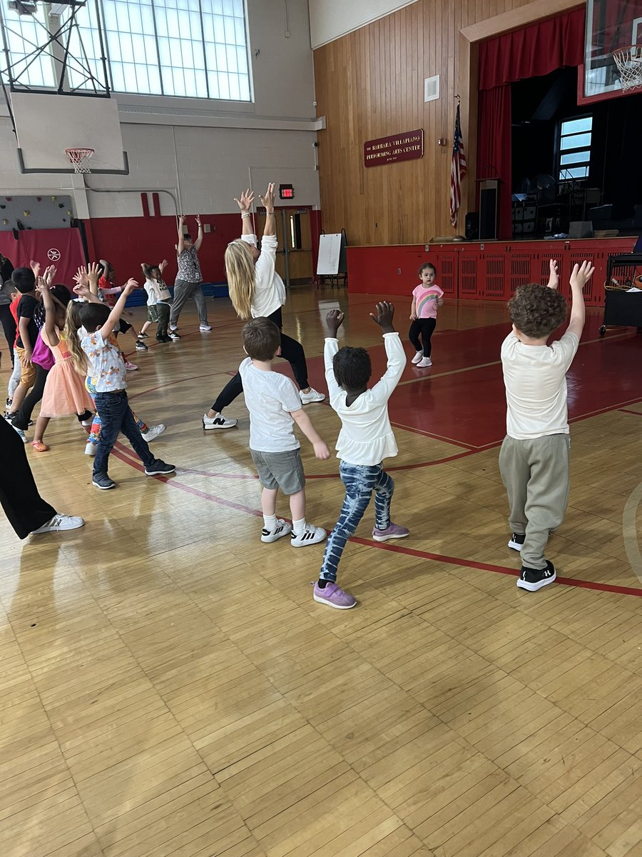 DaweClassroom's tweet photo. We had @SELCoachConti  practice yoga with us this morning! We loved stretching our bodies &amp; centering our minds. 🧘‍♀️ #OTESpride #PreKTeam @prekteachernj @tiffanysorto0 https://t.co/zcdZWIrZ96