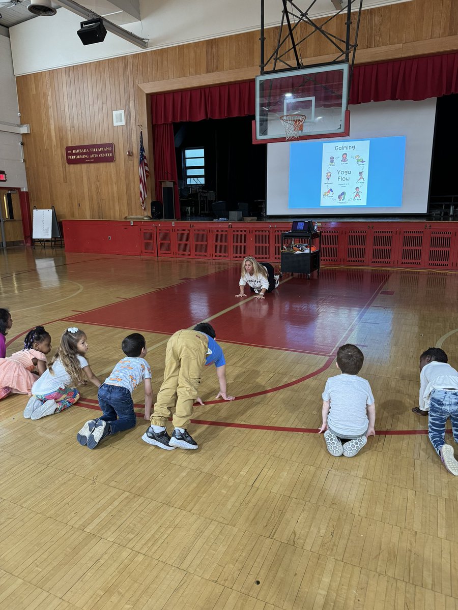 DaweClassroom's tweet photo. We had @SELCoachConti  practice yoga with us this morning! We loved stretching our bodies &amp; centering our minds. 🧘‍♀️ #OTESpride #PreKTeam @prekteachernj @tiffanysorto0 https://t.co/zcdZWIrZ96