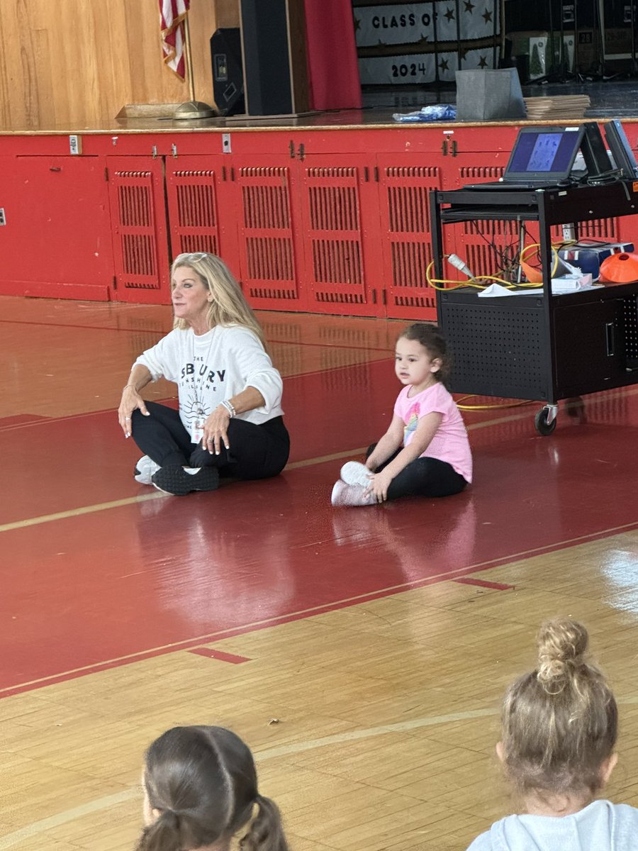 DaweClassroom's tweet photo. We had @SELCoachConti  practice yoga with us this morning! We loved stretching our bodies &amp; centering our minds. 🧘‍♀️ #OTESpride #PreKTeam @prekteachernj @tiffanysorto0 https://t.co/zcdZWIrZ96