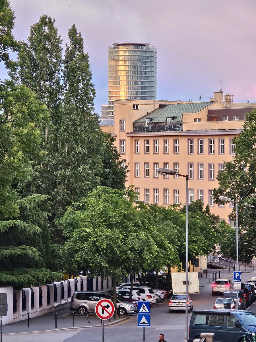 dawdlegram's tweet photo. The National Bank of Slovakia bathed by the sunset glow.
🇸🇰
#Slovakia #Bratislava #spring2024 #urbanphotography #streetphotography #cityviews #citywanderer #cityvibes #throughthelens #visualvibes #justshoot https://t.co/S82wWdKqXj