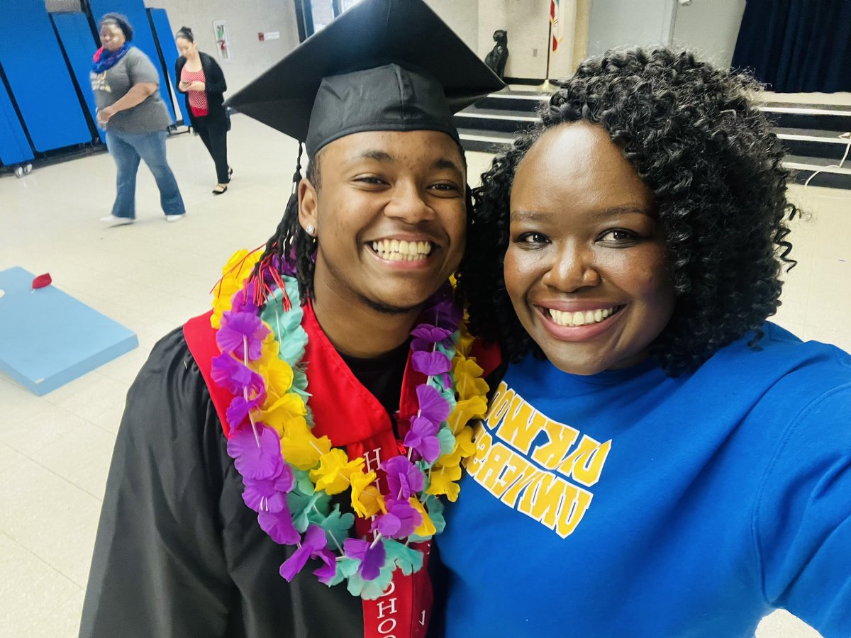 mmksmith27's tweet photo. The BEST DAY EVER!!!  Senior Inspire Walk-through is one of my favorite days in the year.  THEY DID IT!!!! Panther alumni ready for their next step in life.  Always #pantherPROUD https://t.co/THVzlKZCTs