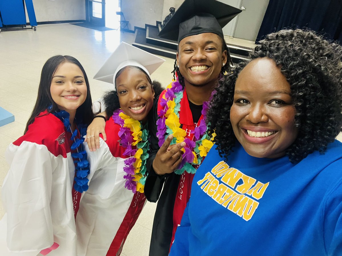 mmksmith27's tweet photo. The BEST DAY EVER!!!  Senior Inspire Walk-through is one of my favorite days in the year.  THEY DID IT!!!! Panther alumni ready for their next step in life.  Always #pantherPROUD https://t.co/THVzlKZCTs