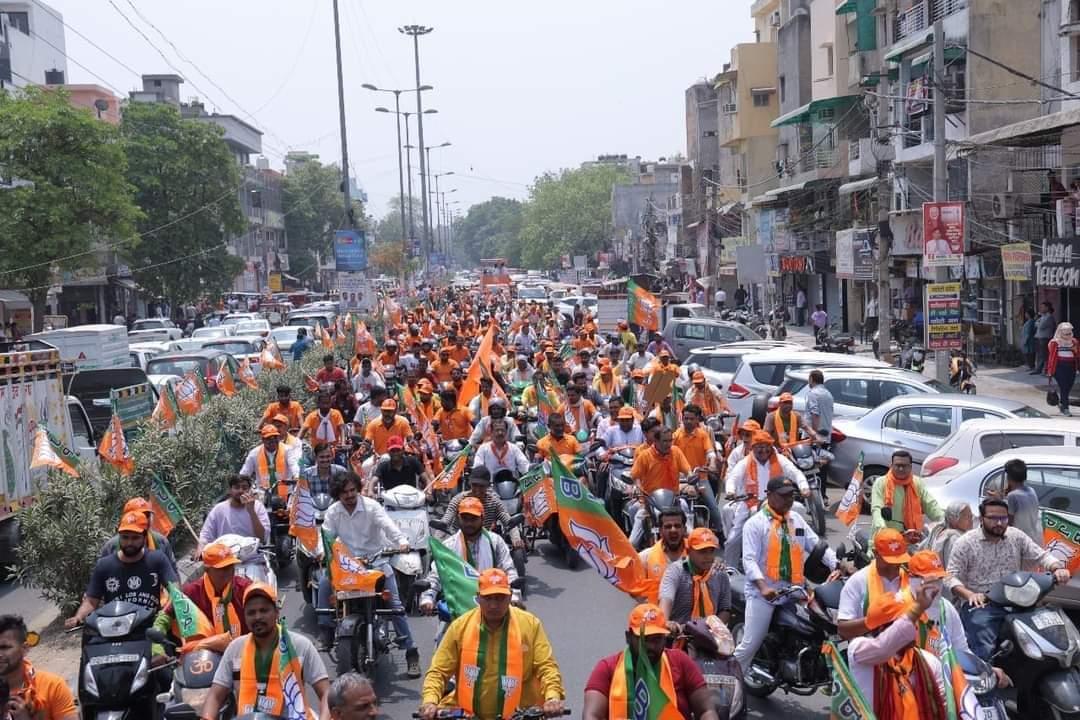 preetiguptaASL's tweet photo. जनसंपर्क अभियान 
बाहरी जिला दिल्ली 
#AbkiBaarPhirModiSarkar

@Virend_Sachdeva @richapandey @BJPMahilaMorcha @yogenderchando1 @ramsiyasharan https://t.co/vDv3InonTt