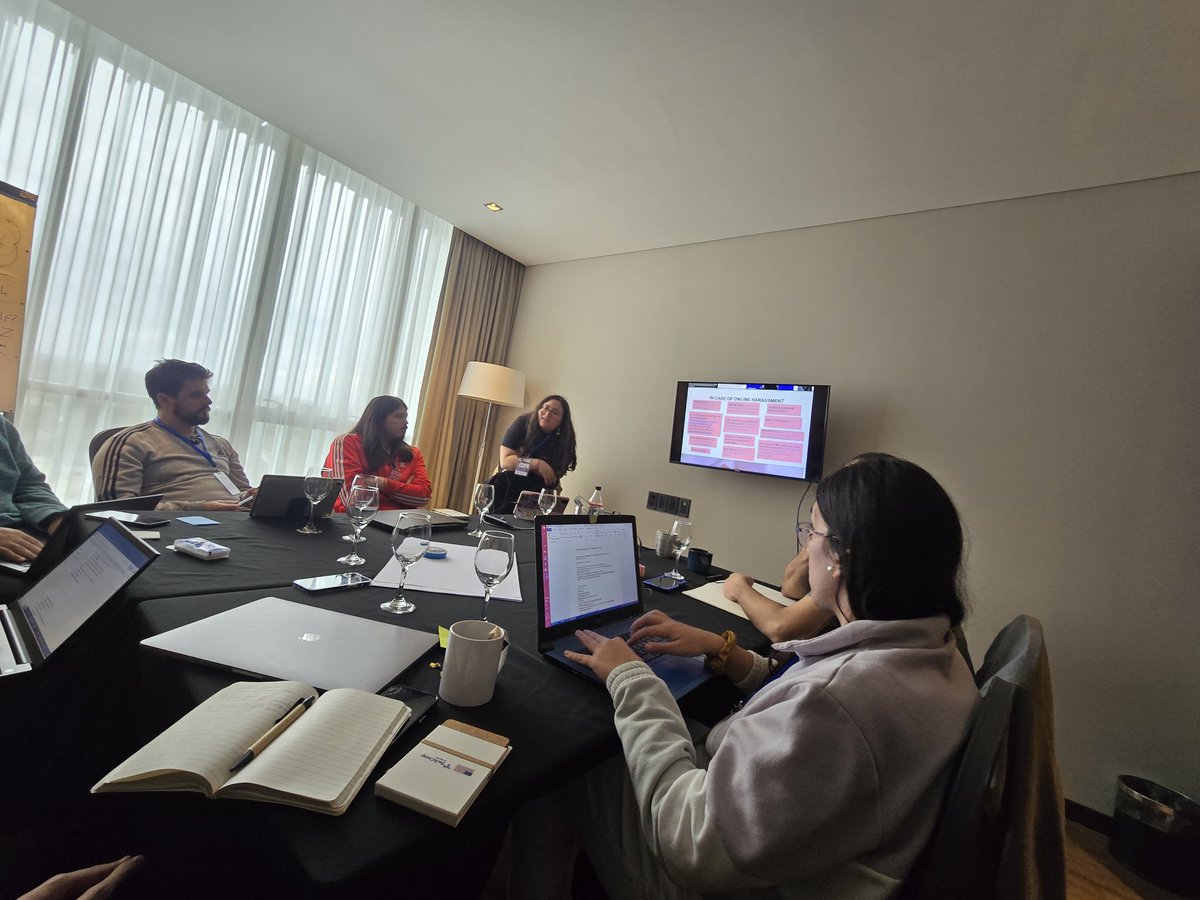 Laiabee's tweet photo. The amazing @RetroCozyArt doing her training session on #techcampuy about community building in Video Games https://t.co/1TGydtjol2