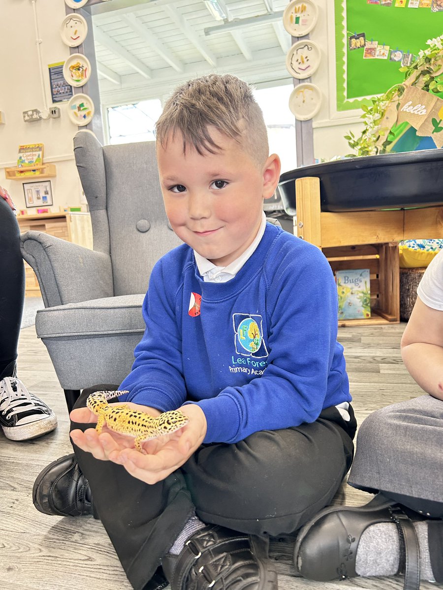 A big thank you to Chris #theanimalman for an incredible afternoon! The children in RFH had a fantastic time and demonstrated remarkable bravery. @Lea_Forest_HT @lea_forest_aet @lea_forest_curr @MissThomas124