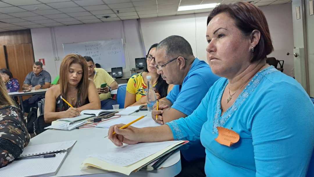 SomosUnem's tweet photo. #Ahora🗣️||Desde los espacios de la Biblioteca de Recursos para el Aprendizaje, los equipos estadales de Comunalización, realizan una socialización referente a las líneas de matrices de gestión, en aras de contribuir con el "Plan de Desarrollo de Comunalización Educativa" del país https://t.co/iVPTlNhnDT