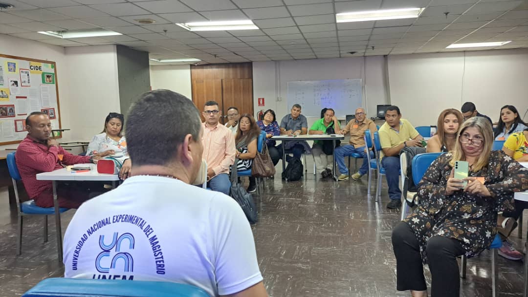 SomosUnem's tweet photo. #Ahora🗣️||Desde los espacios de la Biblioteca de Recursos para el Aprendizaje, los equipos estadales de Comunalización, realizan una socialización referente a las líneas de matrices de gestión, en aras de contribuir con el "Plan de Desarrollo de Comunalización Educativa" del país https://t.co/iVPTlNhnDT