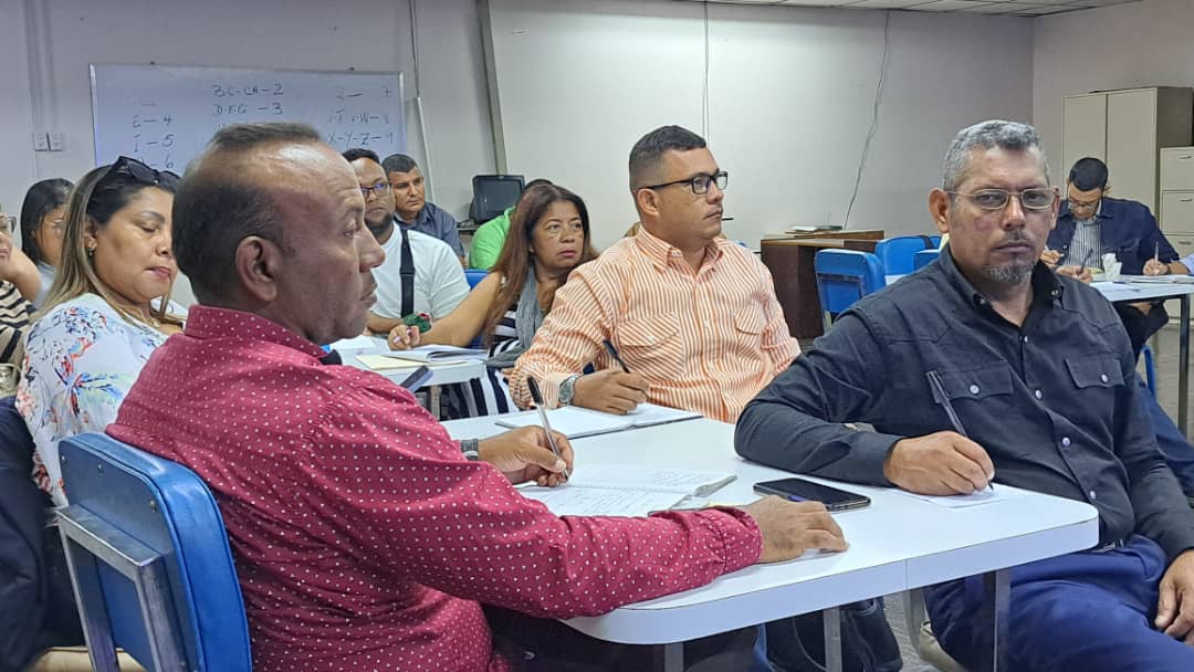 #Ahora🗣️||Desde los espacios de la Biblioteca de Recursos para el Aprendizaje, los equipos estadales de Comunalización, realizan una socialización referente a las líneas de matrices de gestión, en aras de contribuir con el "Plan de Desarrollo de Comunalización Educativa" del país