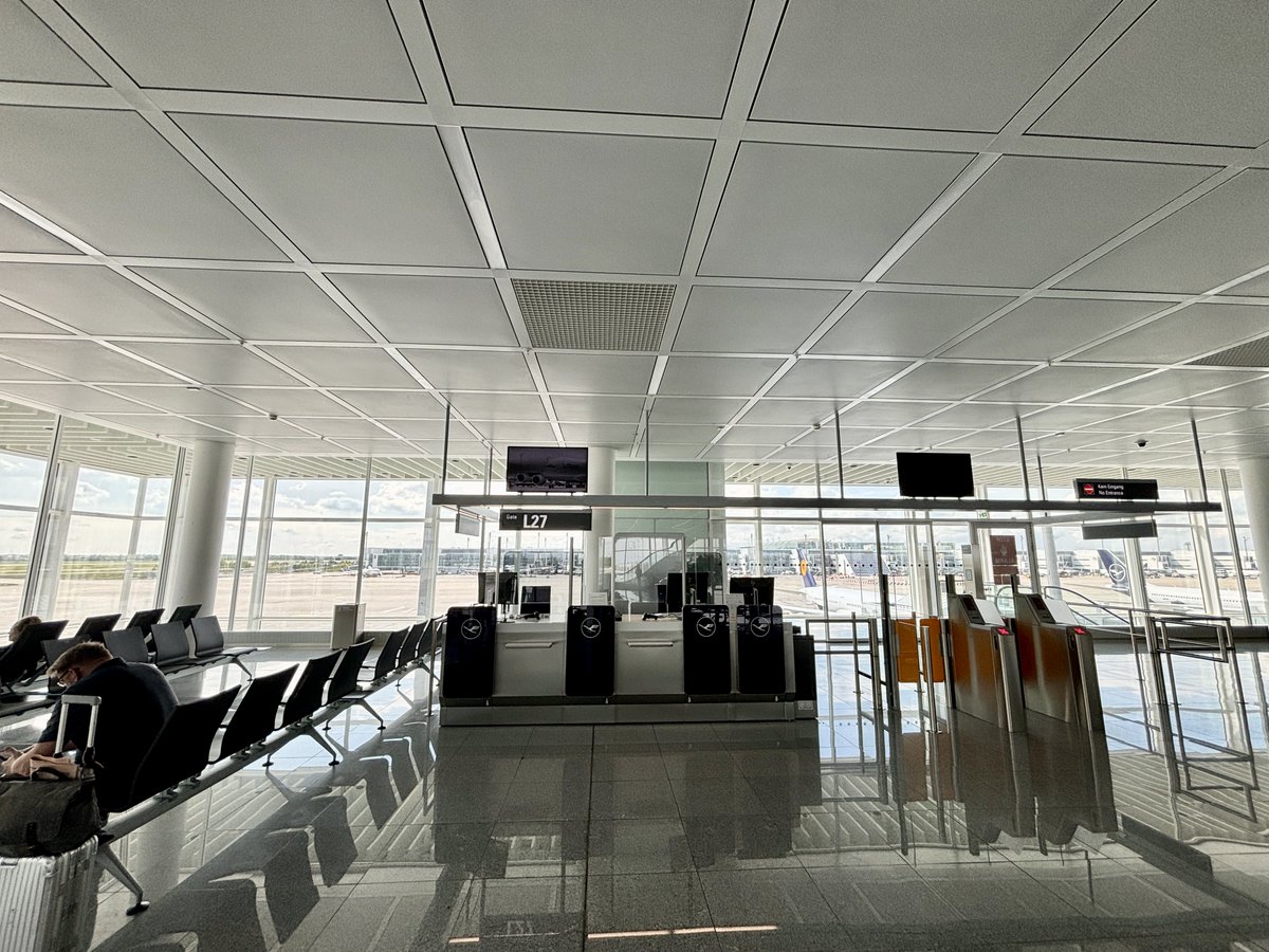 'There is something magical about being at an empty gate at the airport. The quietness, the anticipation of a flight, and appreciation of great design at Munich Airport.” byerussell.substack.com/p/flughafen-mu… #airportarchitecture