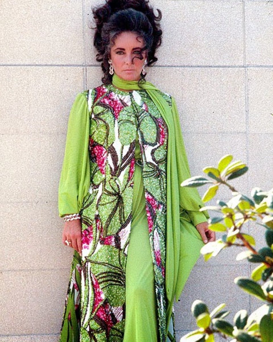 Did someone call for a green kaftan? #ElizabethTaylor #Fashion #Kaftan