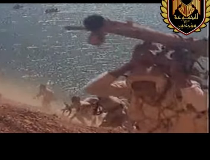 abdoagmy's tweet photo. @faithfulbandr في حرب اكتوبر هناك جندي مصري صعد خط بارليف المنيع بمدفع علي كتفه وهو صاعد علي الرمال رحمة الله عليه https://t.co/NdX857Rg9m