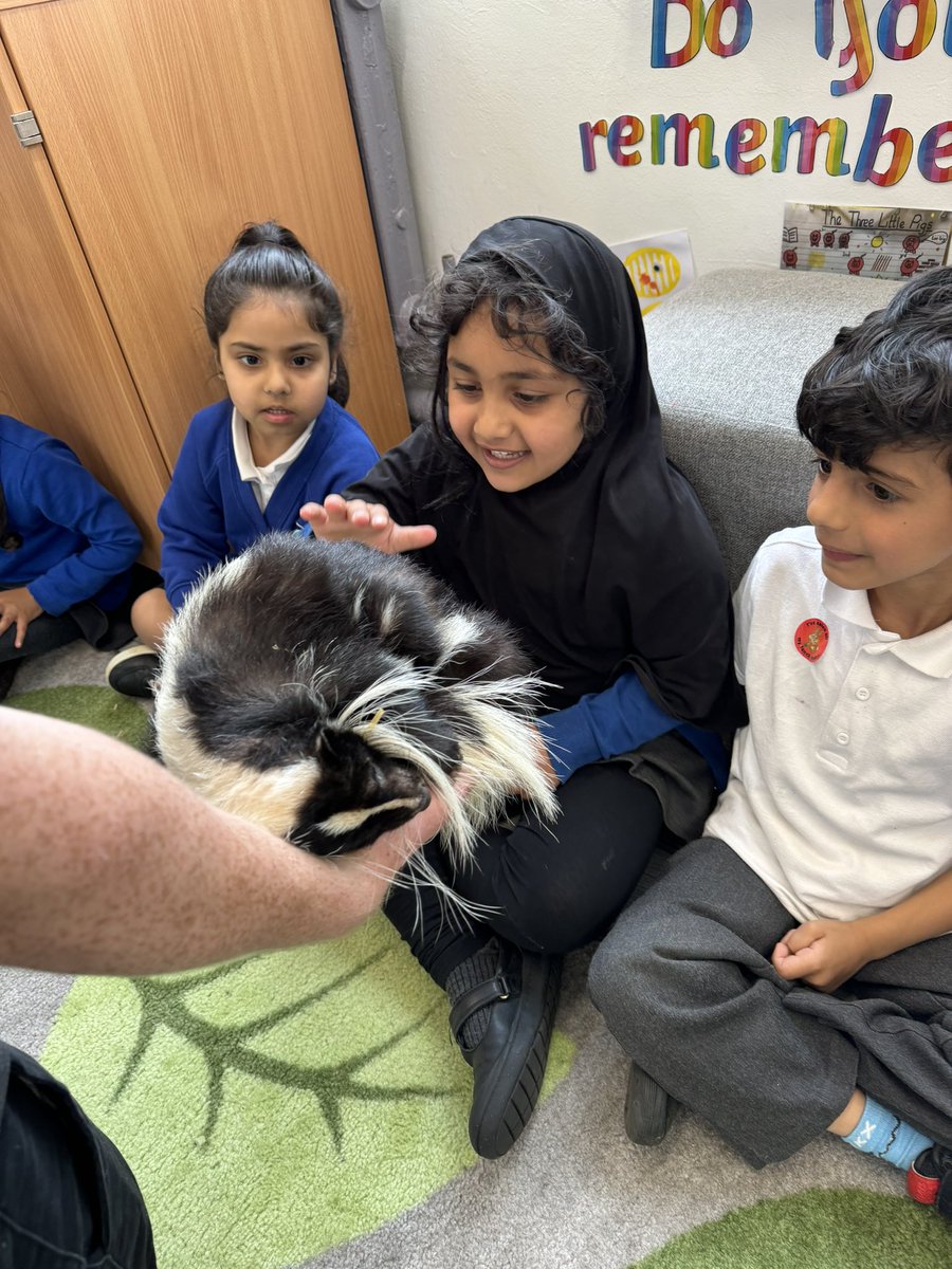 MissThomas124's tweet image. A HUGE thank you to Chris #TheAnimalMan the children were amazed by the animals they saw this afternoon! The children of #RFH were super brave!