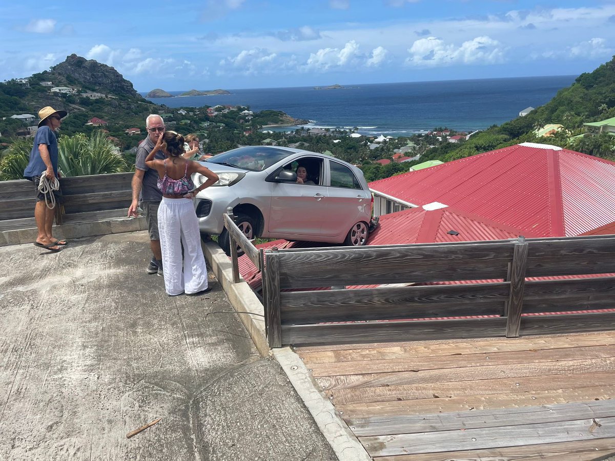 StimpflingEric's tweet photo. #FaitsDivers🚗
Tranquille, posé…à #SaintBarth
La conductrice est indemne
(Vidéo et photos RS)
@guadeloupela1e https://t.co/swRcBAI5Z7