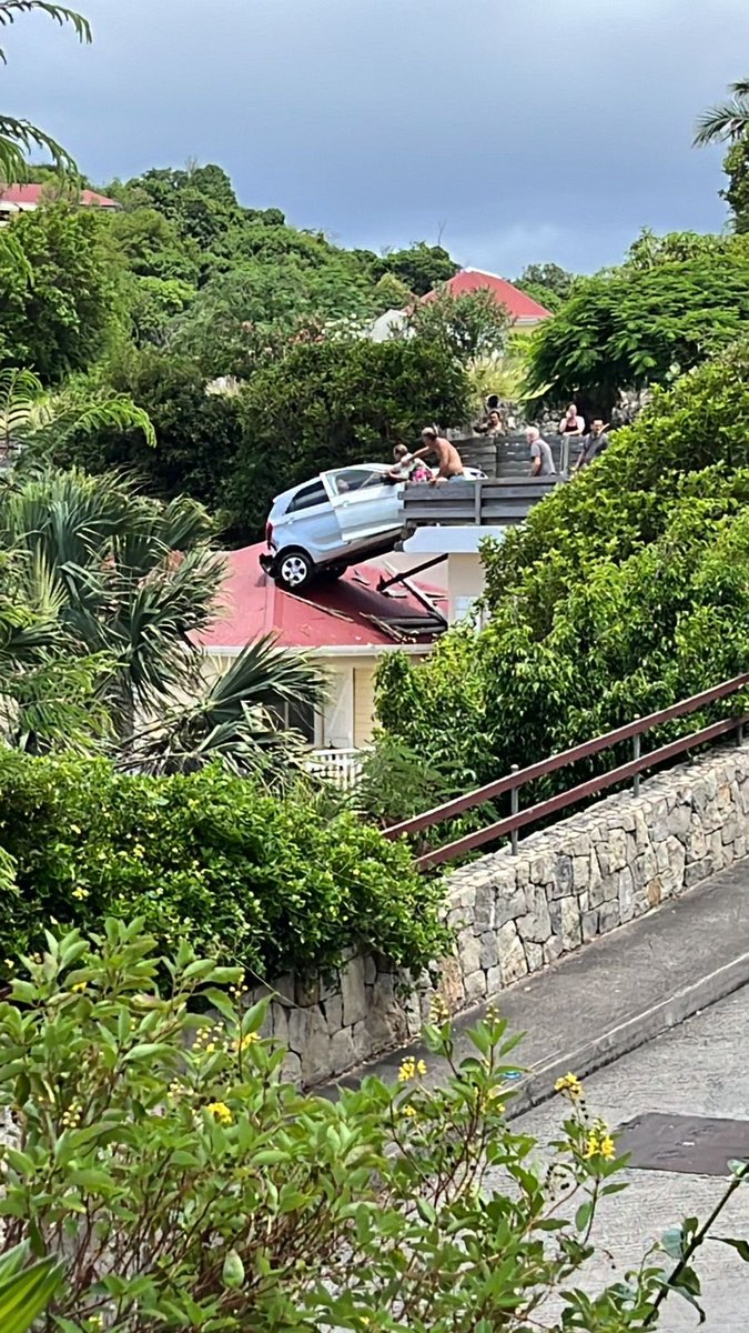 StimpflingEric's tweet photo. #FaitsDivers🚗
Tranquille, posé…à #SaintBarth
La conductrice est indemne
(Vidéo et photos RS)
@guadeloupela1e https://t.co/swRcBAI5Z7