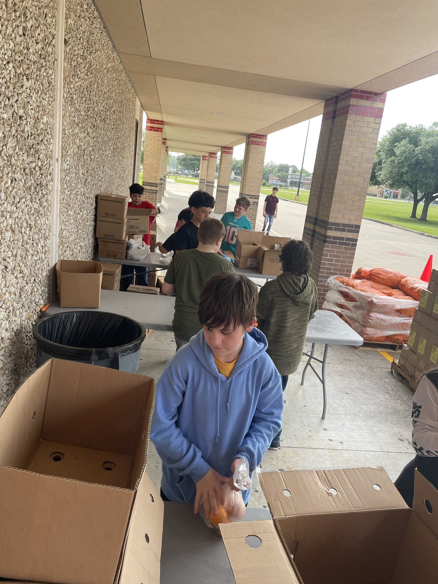 lrich_99's tweet photo. #HEY 👋🏼 @CrosbyISD
It was our last #SchoolMarket today! ☀️🎉
Hard work but fulfilling to the soul to help others and help students have this experience.
#POG #ServiceMinded #KindnessMatters #DoHardThings https://t.co/UdIhHu9zPR