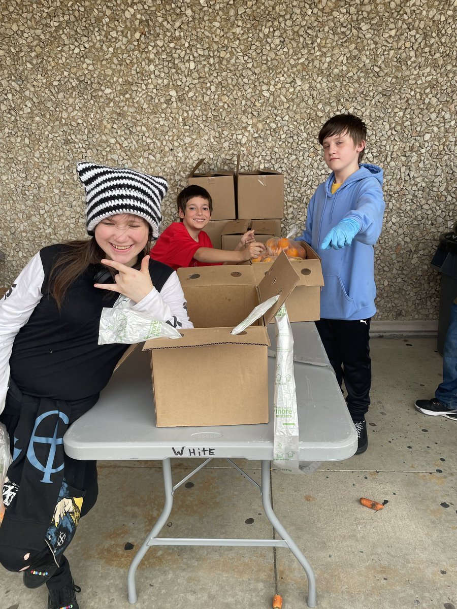 lrich_99's tweet photo. #HEY 👋🏼 @CrosbyISD
It was our last #SchoolMarket today! ☀️🎉
Hard work but fulfilling to the soul to help others and help students have this experience.
#POG #ServiceMinded #KindnessMatters #DoHardThings https://t.co/UdIhHu9zPR