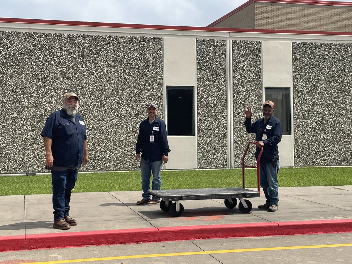 lrich_99's tweet photo. #HEY 👋🏼 @CrosbyISD
It was our last #SchoolMarket today! ☀️🎉
Hard work but fulfilling to the soul to help others and help students have this experience.
#POG #ServiceMinded #KindnessMatters #DoHardThings https://t.co/UdIhHu9zPR