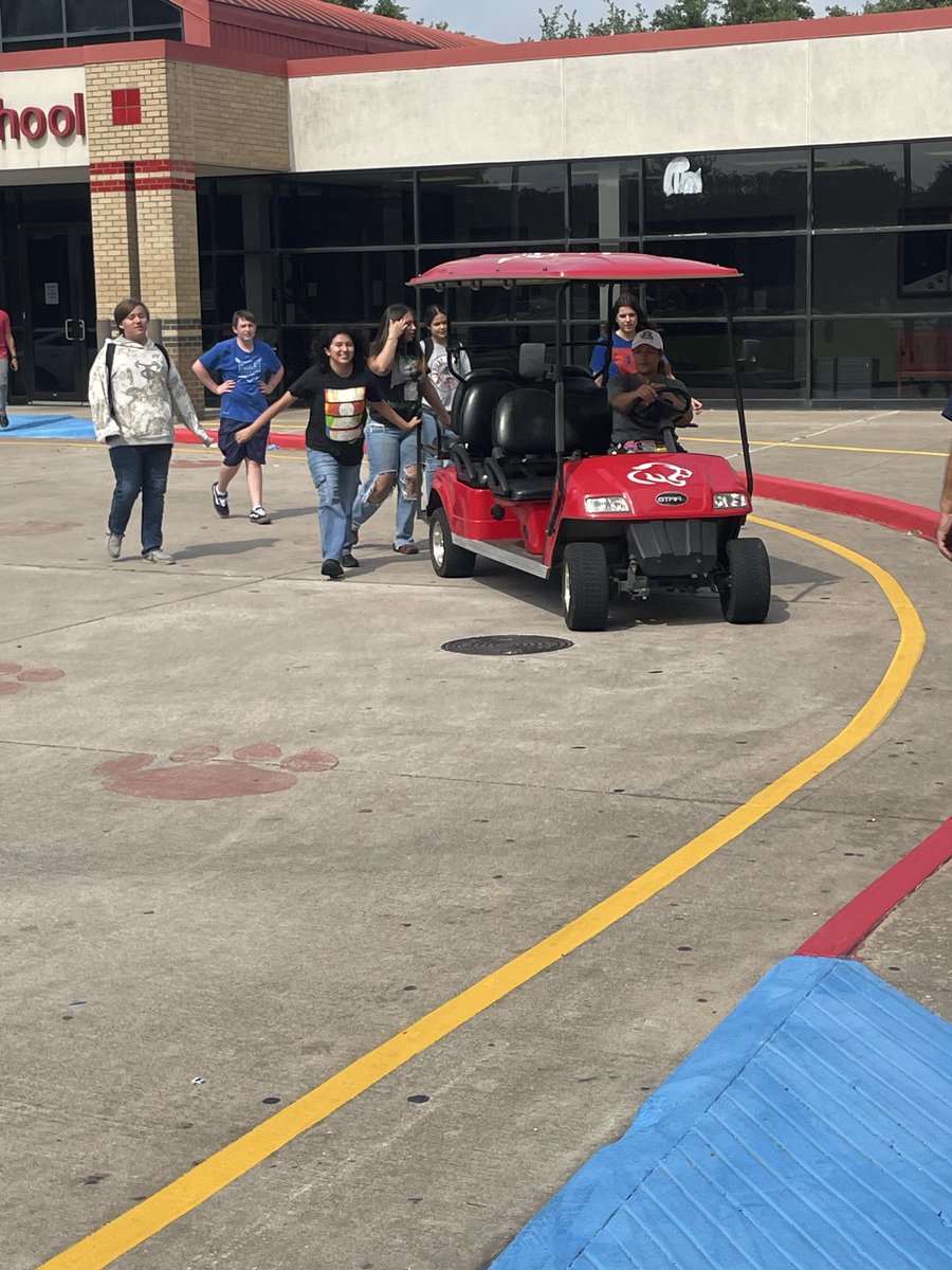 lrich_99's tweet photo. #HEY 👋🏼 @CrosbyISD
It was our last #SchoolMarket today! ☀️🎉
Hard work but fulfilling to the soul to help others and help students have this experience.
#POG #ServiceMinded #KindnessMatters #DoHardThings https://t.co/UdIhHu9zPR