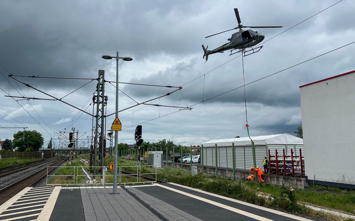 gleis3a's tweet image. Da ist Präzision gefragt: Setzen von Lärmschutzelementen per Helikopter nah an Gleis und Oberleitung #Riedbahn