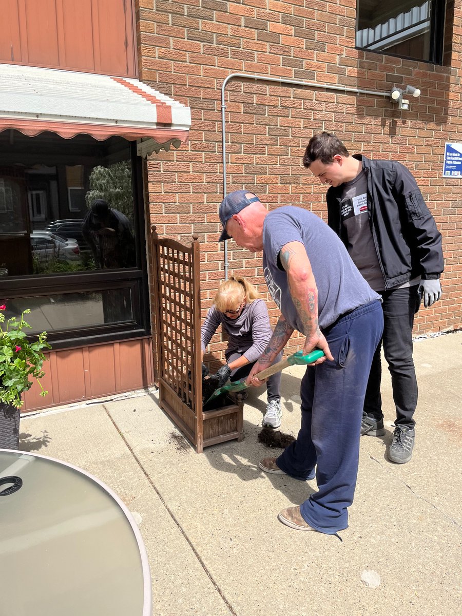 GEFSeniors's tweet photo. Shoutout to the incredible @AmreSupply #volunteers for creating a memorable #PlantingDays experience @ Buchanan Manor! #GEFSeniors were thrilled to be a part of the action and #thankyou for your commitment to enriching the lives of seniors.
Get involved @ https://t.co/ZevSxlFQxi https://t.co/YIMPpdPAQl