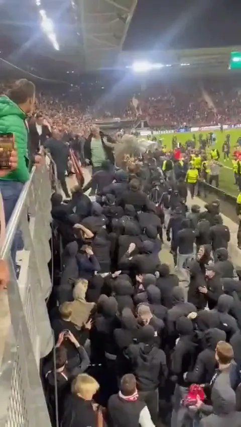 elforomdm's tweet photo. Hace 1 año el West Ham  regaló entradas para la final de la Conference League al hincha que se peleó con los ultras del AZ Alkmaar para proteger a los aficionados y familiares de los jugadores. Fue recibido como un héroe en el club. Su nombre es Chris Knoll y tiene 59 años. 👏👏 https://t.co/gAT5LzlBWX